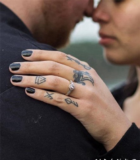 手指小纹身 极简风格的手指头上的小纹身图片