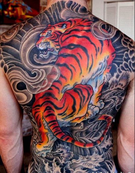 满背大纹身 男士传统的大满背纹身作品图案