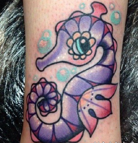 彩色school风格的海马纹身图片