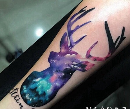 鹿之星光，手臂星空鹿彩绘纹身