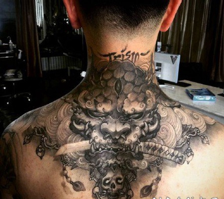 男性脖子后面后背处的个性纹身作品图