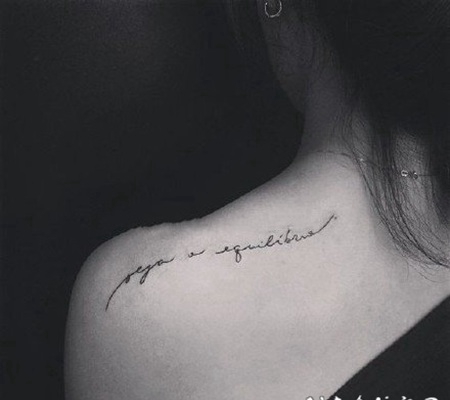 女生后肩和后背脊柱简约的一条线英文纹身图案