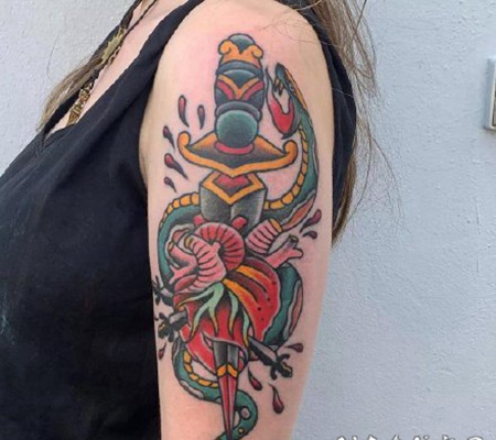 school风格的匕首纹身作品