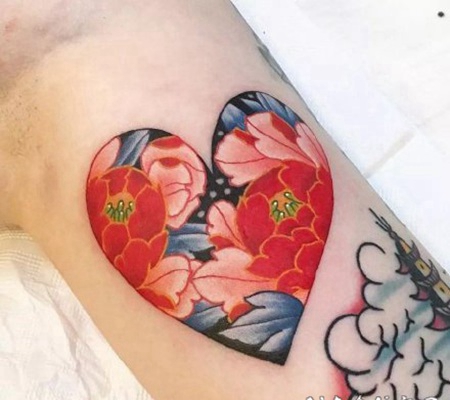桃心和花朵搭配的纹身图片赏析
