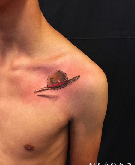 王者的信念，锁骨处路飞草帽卡通纹身