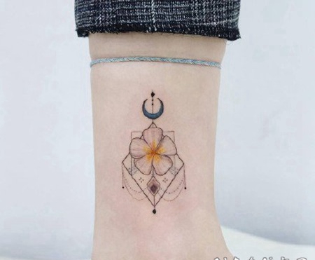 微缩版的几何小清新水彩纹身图片