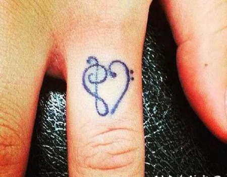 手指小纹身 纤纤手指上的墨水纹身作品