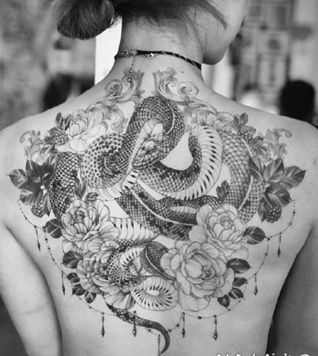 女生大满背的黑蛇纹身图案