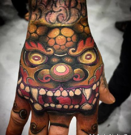 传统的大花手背唐狮纹身图案