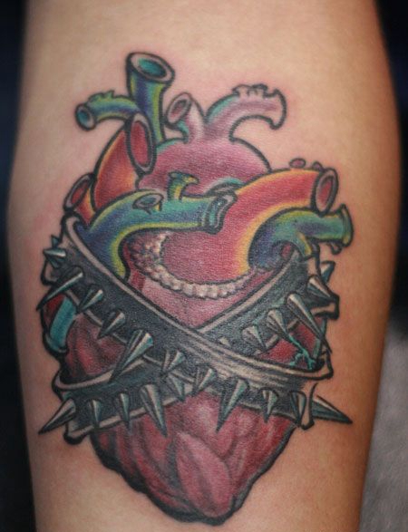 手臂被束缚的心脏纹身图案