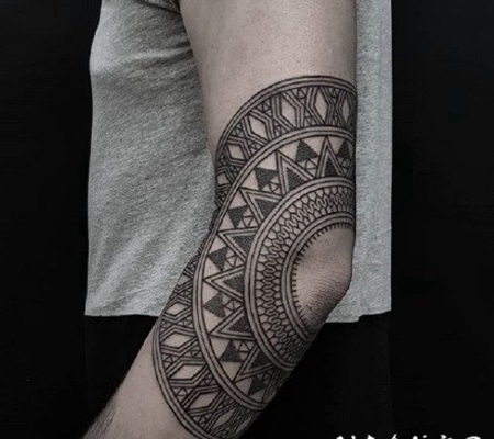 手臂上几何规则艺术图腾的纹身作品图片
