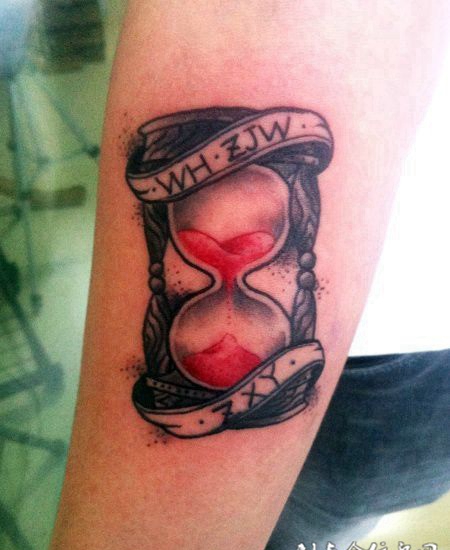 时间就像生命宝贵，腿部沙漏纹身