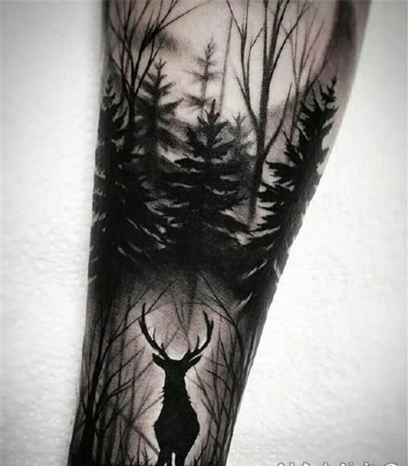 黑色包臂的森林纹身作品图片