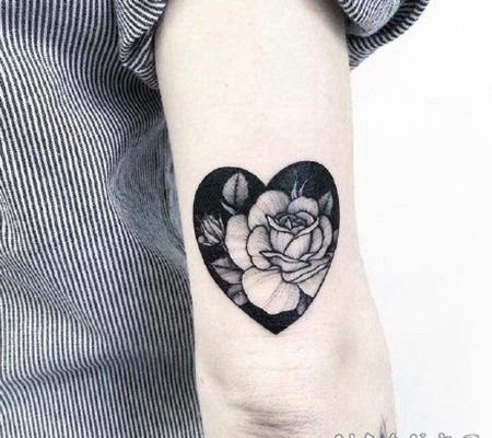 黑色小心形的纹身图片赏析