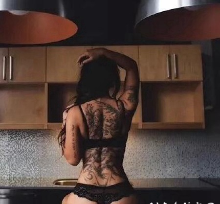 性感的的大胸翘臀纹身美女图片