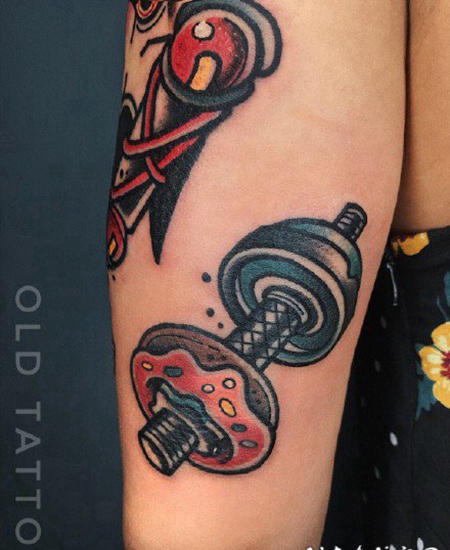 甜甜圈搭配哑铃的一款创意纹身图片