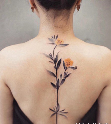 女生纹身美背 女孩子后背彩色水墨花朵等小纹身