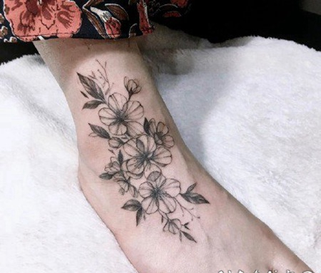 女孩子喜欢的黑灰素雅小花纹身图片