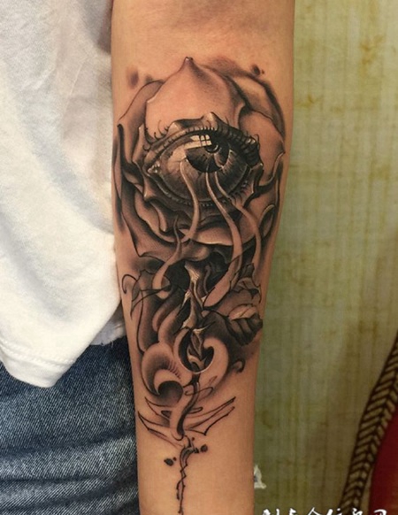 美丽的目光，手臂玫瑰与眼睛创意纹身