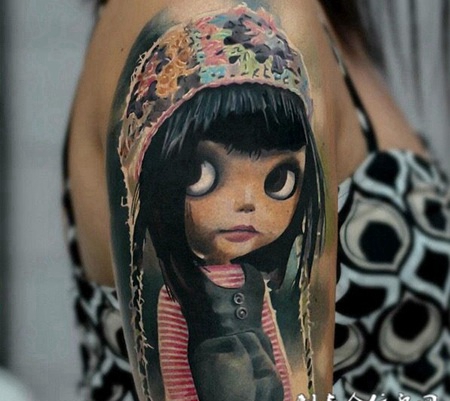 童真的目光，手臂可爱洋娃娃卡通纹身