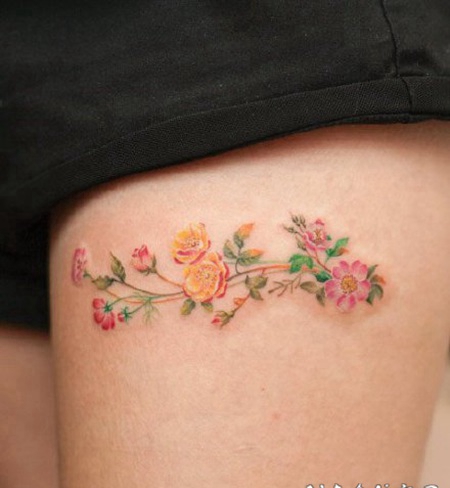 女孩子大腿处小花花纹身图片