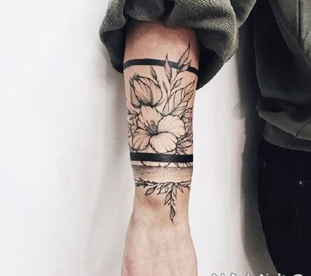 环绕手腕小臂的素花手环纹身图案