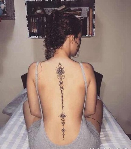 女生后背脊柱上的小清新纹身作品图片