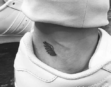 适合男生的黑色极简精致小纹身图片