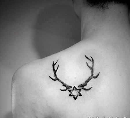 小鹿角纹身 黑色的小鹿角纹身图片