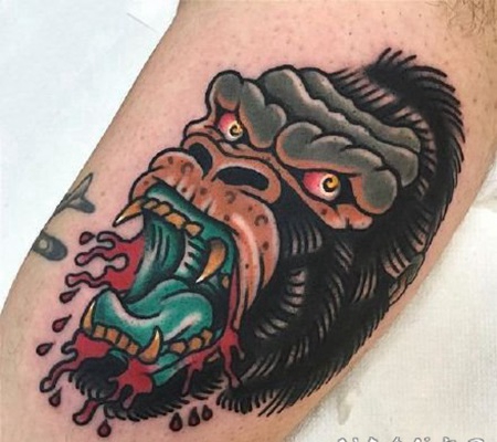 龇牙咧嘴的school猩猩头纹身图案