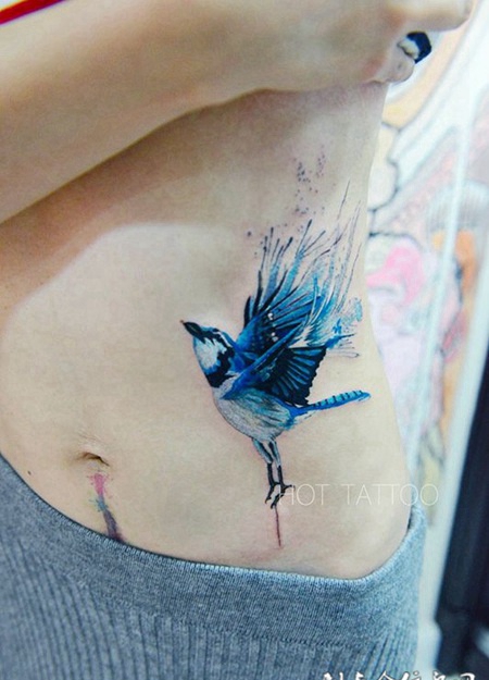 向往天空的自由，美女腹部清新小鸟纹身