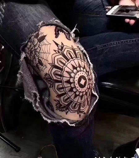 花腿纹身搭配膝盖破洞牛仔裤的图片欣赏