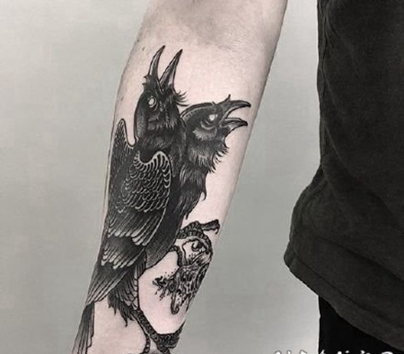 暗黑系的黑色乌鸦纹身图案作品