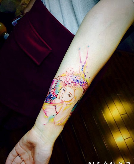花间小精灵，手臂可爱的蝴蝶精灵彩绘纹身