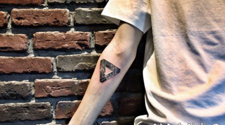 手臂三角形纹身图片