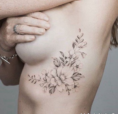 女生性感小清新的胸部素花纹身图片