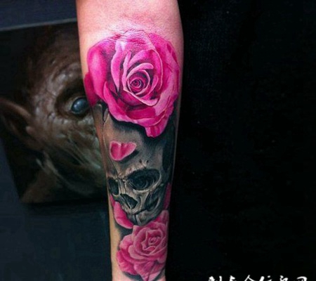 美艳动人的骷髅皇后，手臂骷髅纹身