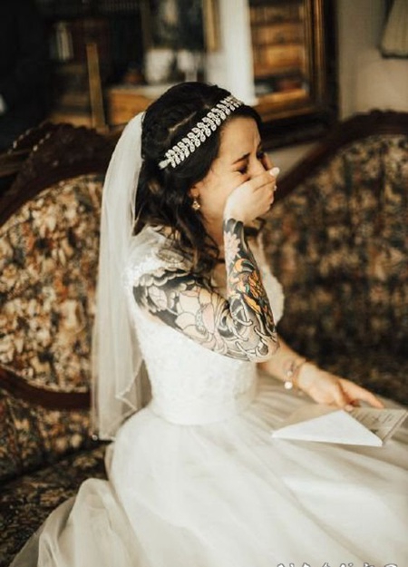 纹身新娘 那嫁给爱情的穿婚纱的纹身女郎图片