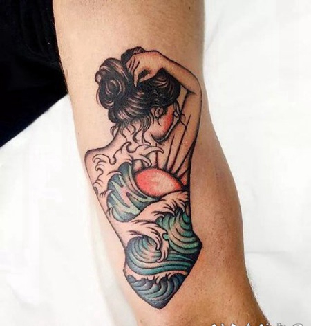 创意妖娆美女背后的浪花纹身图案