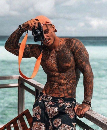 肌肉纹身帅哥的摄影生活照片