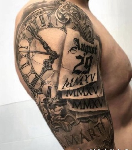 钟表纹身 包大臂的手臂写实黑灰钟表纹身图案