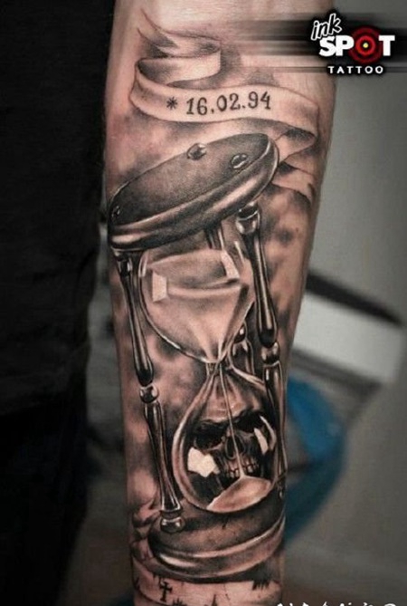 沙漏纹身：一寸光阴一寸金的沙漏纹身图案