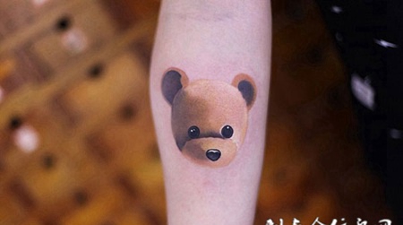 儿时的小玩伴，手臂卡通小熊玩偶纹身