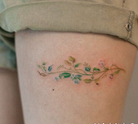 女生大腿的小清新性感花卉纹身图片