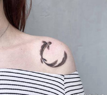 小巧可爱的小金鱼纹身图片