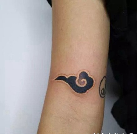 手腕脚踝等部位的1祥云纹身图片