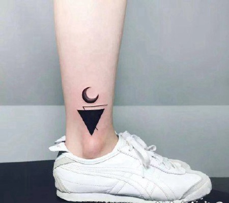 小清新极简风格的月亮纹身图片
