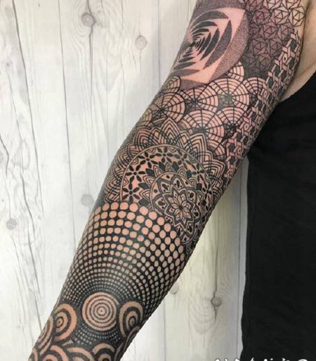 大面积的包臂等几何点刺梵花图腾纹身图案