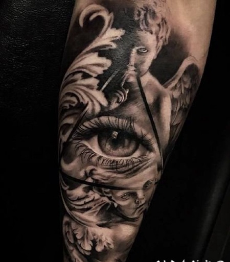 手臂黑色写实的大眼睛纹身图