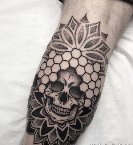 手肘纹身 小臂手肘处的黑色点刺梵花纹身图片